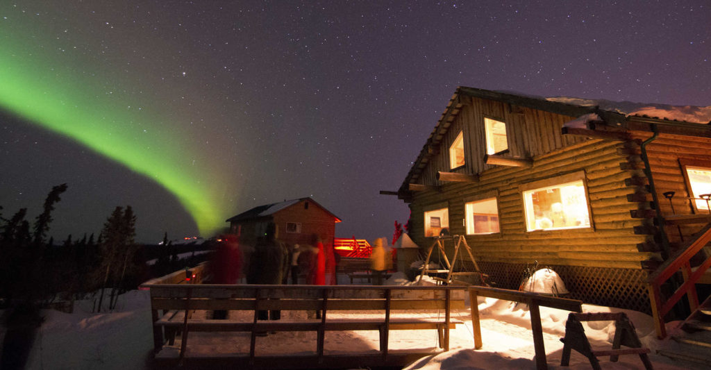 Uma das cabanas na cidade de Fairbanks durante a Aurora Boreal